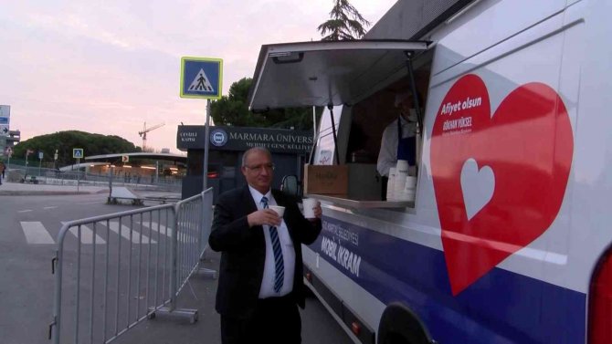 Kartal’da Üniversite Öğrencilerine Sıcak Çorba İkramı