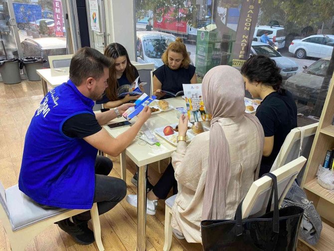 Üniversite Öğrencilerine Akşam Yemeği