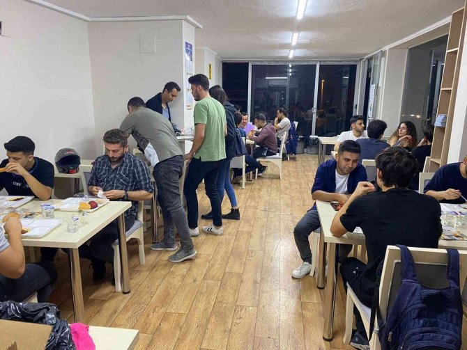 Üniversite Öğrencilerine Akşam Yemeği