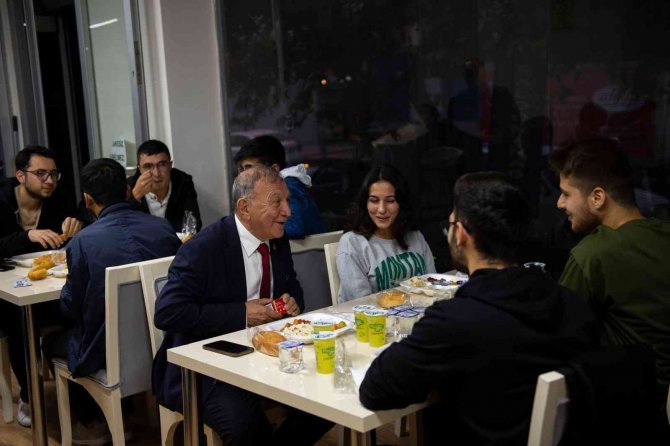 Üniversite Öğrencilerine Akşam Yemeği