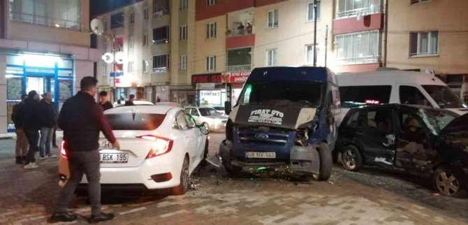 Kazada Araçta Sıkışan Sürücü İçin Ekipler Seferber Oldu