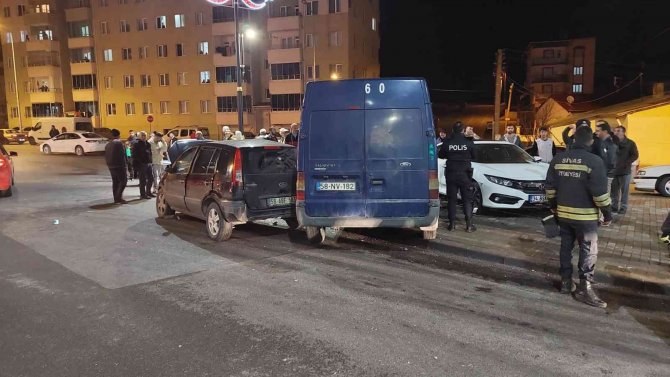 Kazada Araçta Sıkışan Sürücü İçin Ekipler Seferber Oldu