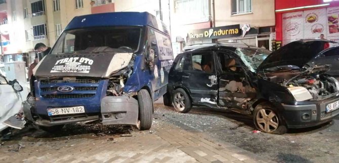 Kazada Araçta Sıkışan Sürücü İçin Ekipler Seferber Oldu