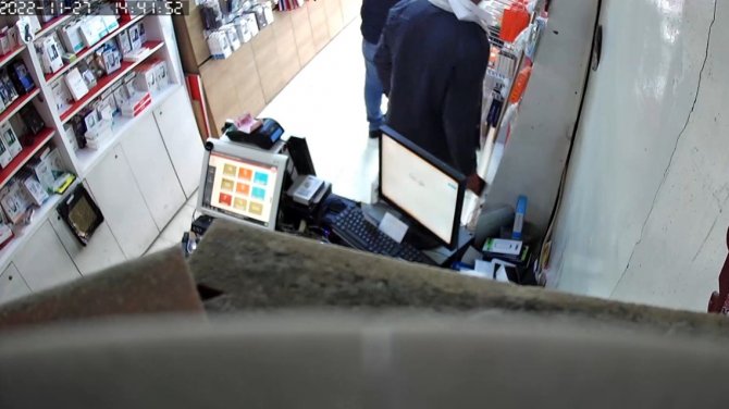 Kars’ta Müşteri Gibi Geldi 7 Bin Liralık Cep Telefonu Çaldı