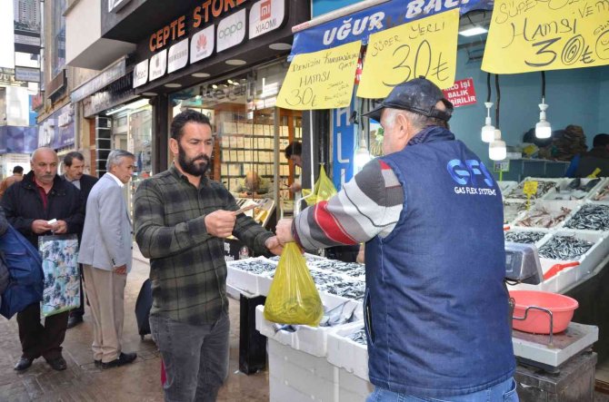 Ordu’da Tezgahlarda Hamsi Bolluğu: Fiyatı 30 Liraya Düştü