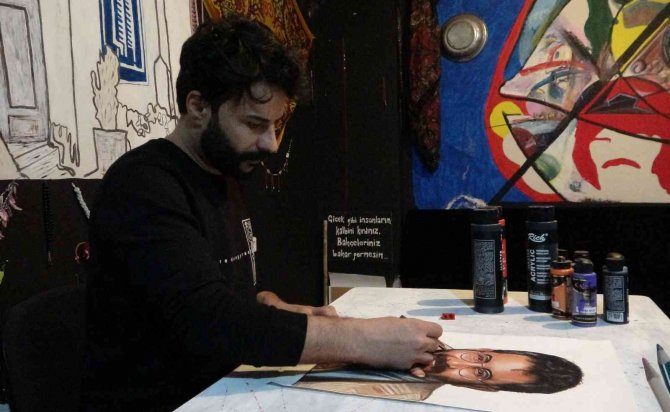Vanlı Ressam Çizdiği Resimleri Yurt Dışına Satıyor