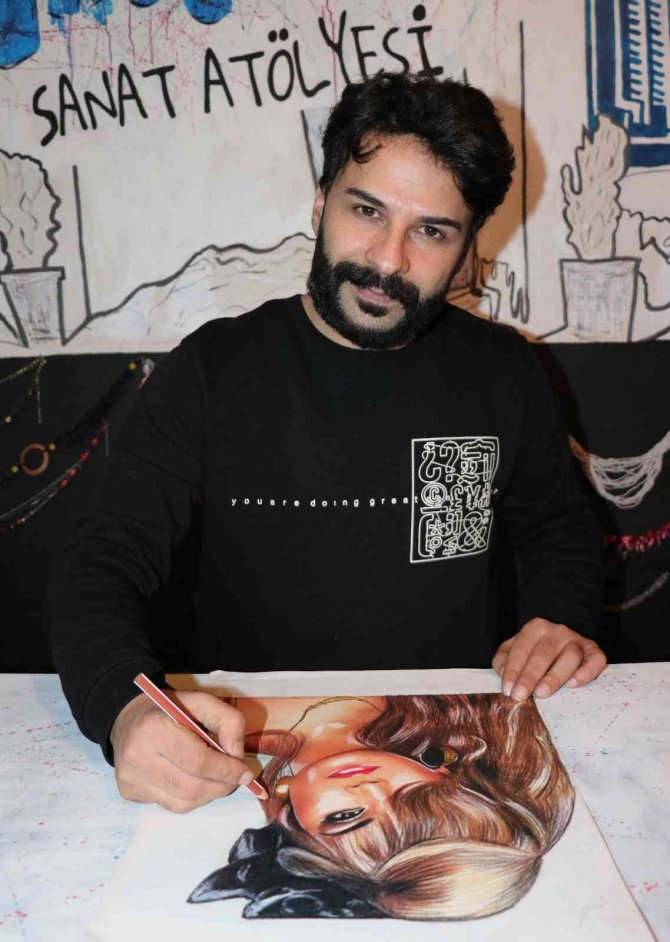 Vanlı Ressam Çizdiği Resimleri Yurt Dışına Satıyor