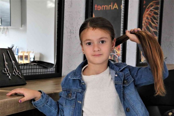 Minik Şeyda, Lösemi Tedavisi Gören Çocuklara Peruk Olması İçin Saçlarını Kestirdi