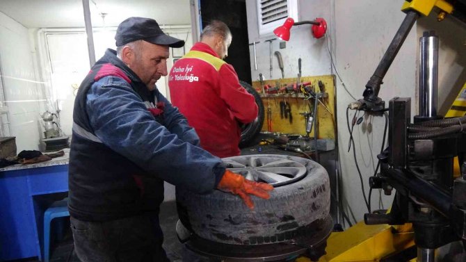 Oto Lastikçilerde Kış Mesaisi Yoğunluğu Başladı