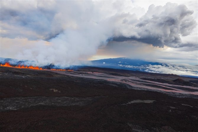 Hawaii’deki Mauna Loa Yanardağı Havadan Görüntülendi
