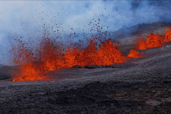 Hawaii’deki Mauna Loa Yanardağı Havadan Görüntülendi