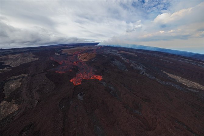 Hawaii’deki Mauna Loa Yanardağı Havadan Görüntülendi