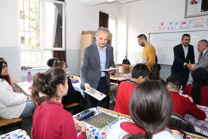 Adıyaman’da Öğrencilere Kırtasiye Seti Dağıtıldı