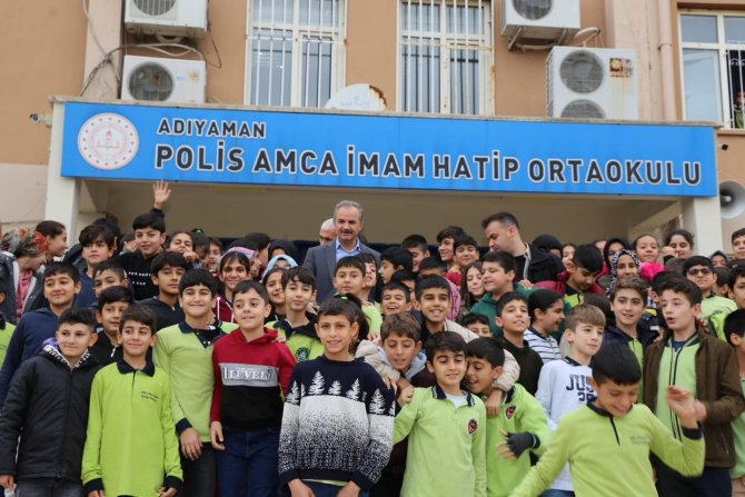 Adıyaman’da Öğrencilere Kırtasiye Seti Dağıtıldı