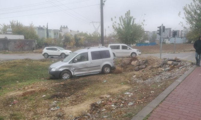 Hafif Ticari Araç İle Otomobil Çarpıştı: 2 Yaralı