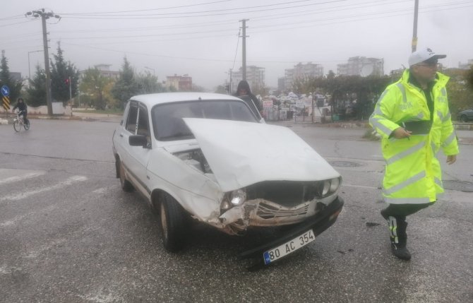 Hafif Ticari Araç İle Otomobil Çarpıştı: 2 Yaralı