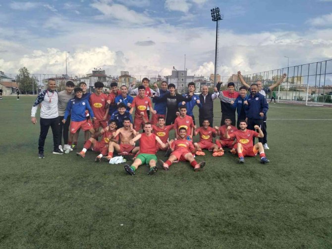 Döşemealtı U-18 Futbol Takımından Farklı Galibiyet