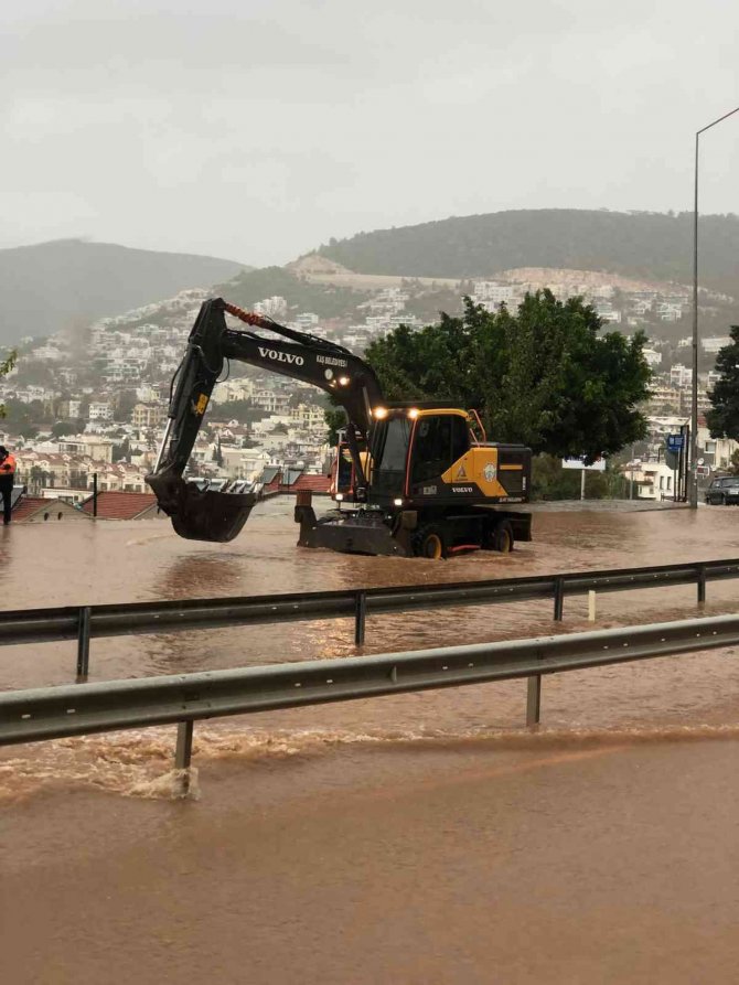 Kaş’ta Yağış Etkili Oldu