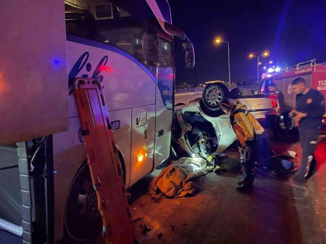 Şehirlerarası Yolcu Otobüsü İle Otomobil Çarpıştı: 1 Ölü, 1 Ağır Yaralı