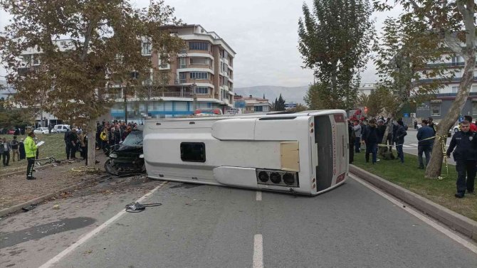 Servis Minibüsü İle Hafif Ticari Araç Çarpıştı: Yaralılar Var