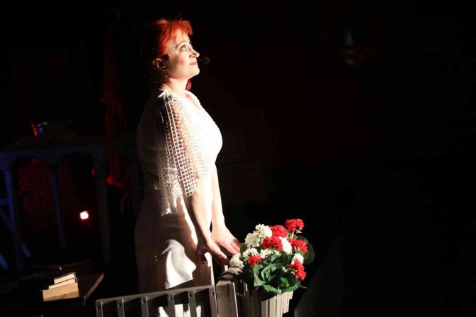 “Sardunya Kokan Kadınlar” Sahnelendi