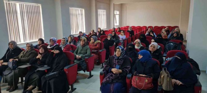 Bitkisel Üretim Uygulama Ve Araştırma Merkezinde Çiftçilere Eğitim Verildi
