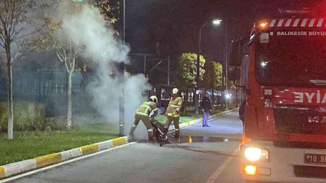 Balıkesir’de Yanan Motoru İtfaiye Ekipleri Söndürdü