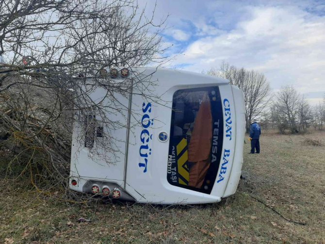Bilecik’te Yolcu Midibüsü Şarampole Devrildi: 7 Yaralı