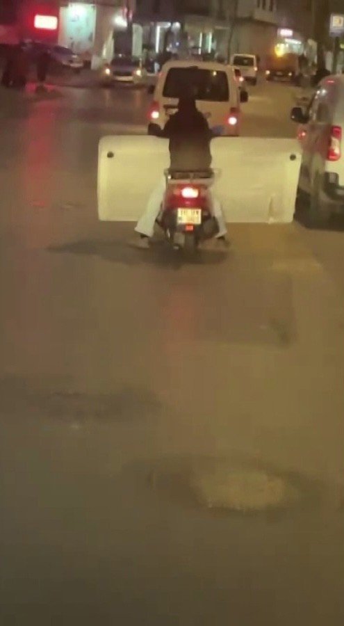 Sancaktepe’de Şaşkına Çeviren Olay: Motosiklette Yatak Taşıdı