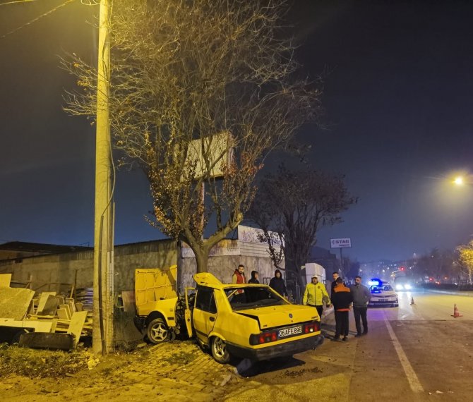Ağaca Çarpan Otomobil İkiye Bölündü: 2 Yaralı