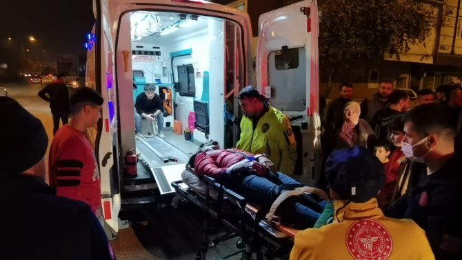 Ağaca Çarpan Otomobil İkiye Bölündü: 2 Yaralı