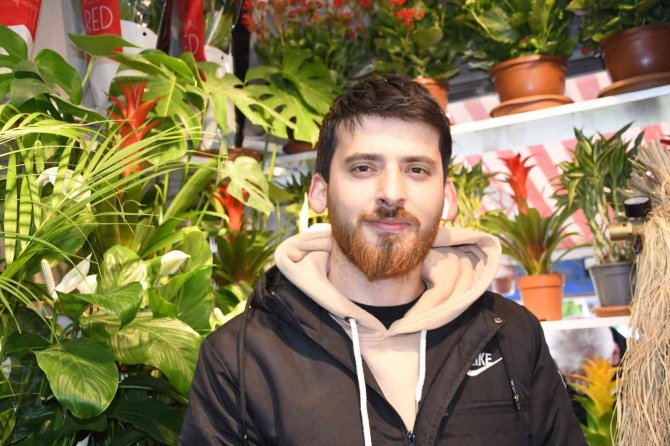 Sahte Doktora Çiçek Teslimatı Yapan Çiçekçi: "Şok Olduk"