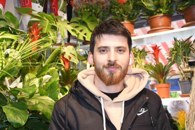 Sahte Doktora Çiçek Teslimatı Yapan Çiçekçi: "Şok Olduk"