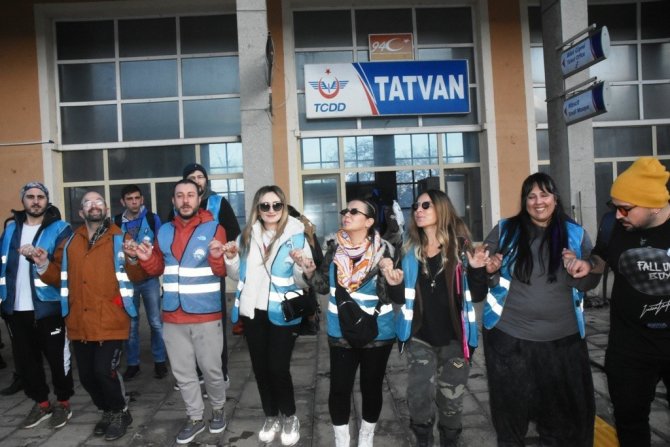 Van Gölü Ekspresi’yle Gelip Köy Çocuklarını Sevindirdiler