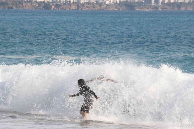 Antalya’nın Batısında Sağanak Yağmur: Dünyaca Ünlü Sahilde Dalga Keyfi