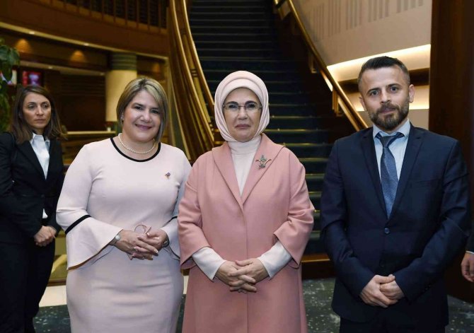 Emine Erdoğan Sayesinde Okuma Yazma Öğrenen Köylü Kadınların Son İsteği