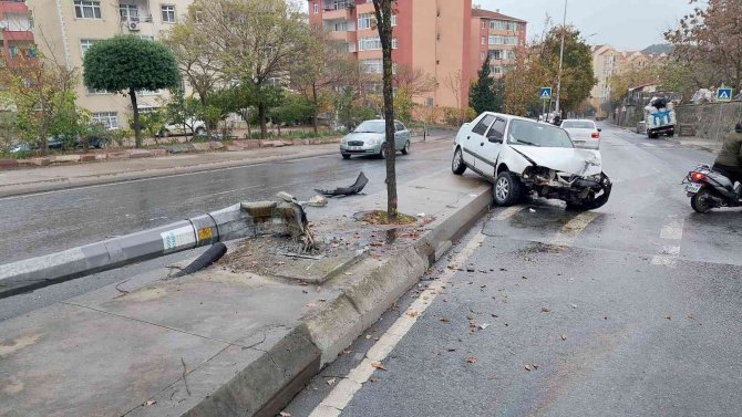 Eyüpsultan’da Direksiyon Hakimiyetini Kaybeden Sürücü Elektrik Direğine Çarptı