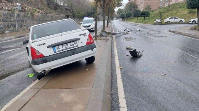 Eyüpsultan’da Direksiyon Hakimiyetini Kaybeden Sürücü Elektrik Direğine Çarptı