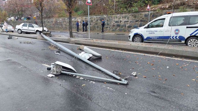 Eyüpsultan’da Direksiyon Hakimiyetini Kaybeden Sürücü Elektrik Direğine Çarptı