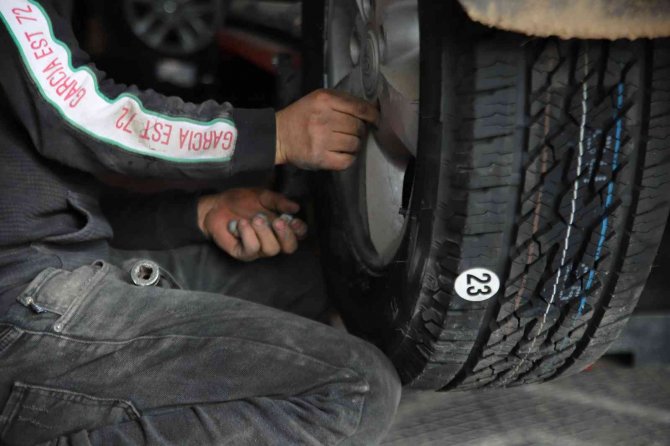 Gaziantep’te Lastikçilerin ’Kış Lastiği’ Mesaisi
