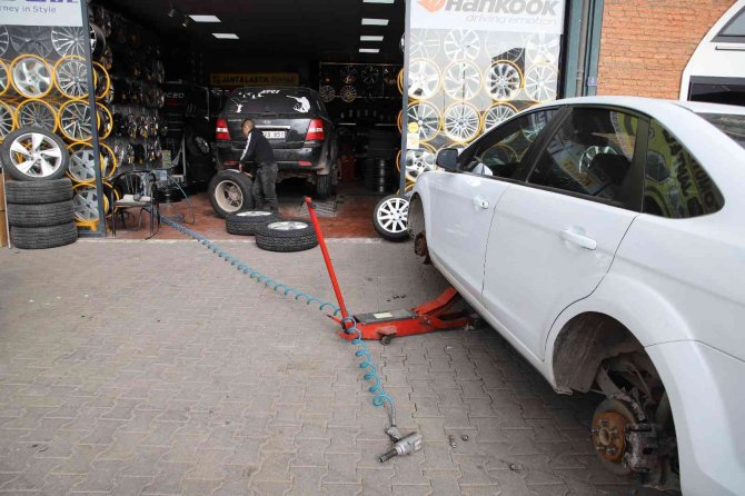 Gaziantep’te Lastikçilerin ’Kış Lastiği’ Mesaisi