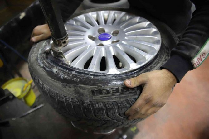 Gaziantep’te Lastikçilerin ’Kış Lastiği’ Mesaisi