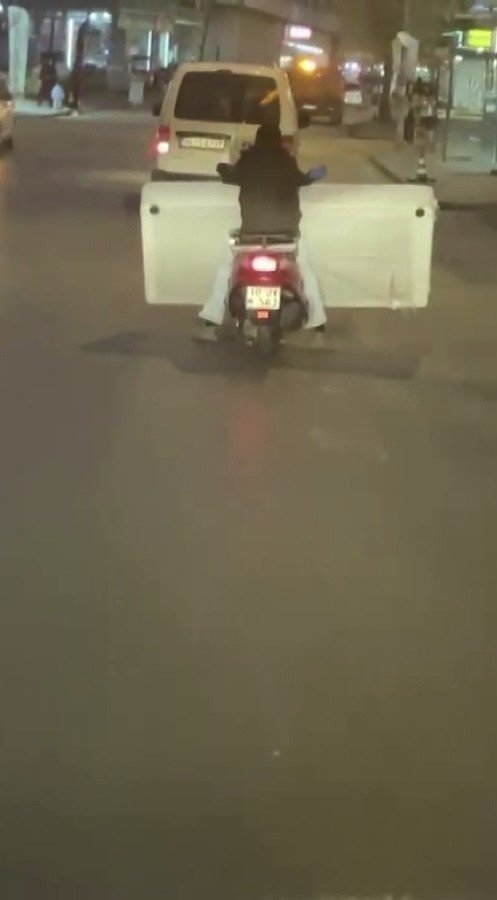 Sancaktepe’de Şaşkına Çeviren Olay: Motosiklette Yatak Taşıdı