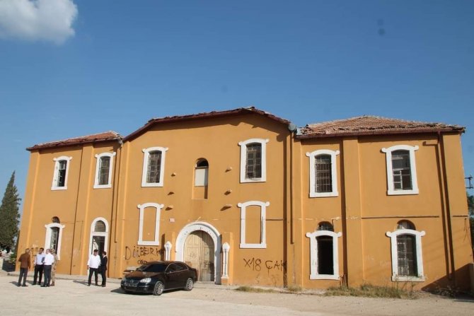 Sarı Okul Restore Ediliyor