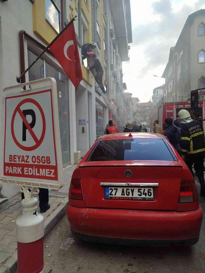 Isparta’da Yangında Mahsur Kalan 3 Çocuk Kurtarıldı