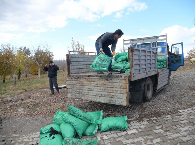Kahramankazan Belediyesi, İhtiyaç Sahibi 700 Haneye 500 Ton Kömür Yardımında Bulunuyor