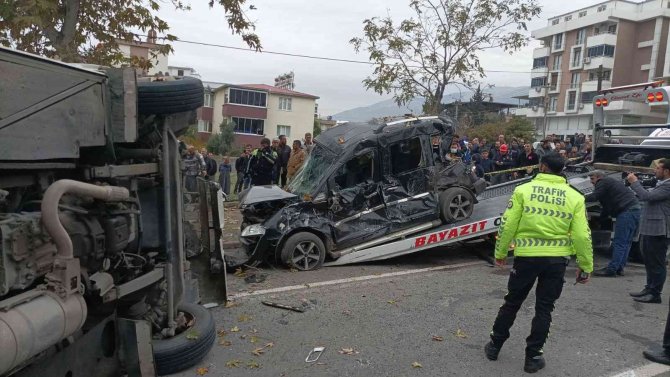 Servis Minibüsü İle Hafif Ticari Araç Çarpıştı: Yaralılar Var