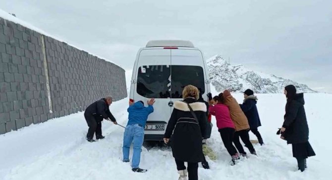 Nemrut Dağı’nda Mahsur Kalan 14 Turist Kurtarıldı