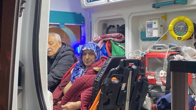 Yangında Dumandan Etkilenen Kadın Hastaneye Kaldırıldı