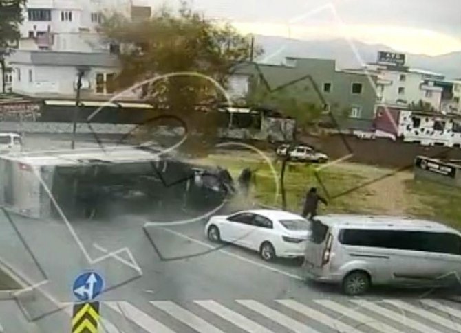 5 Aracın Karıştığı Kazada 10 Kişi Yaralandı: O Anlar Kamerada